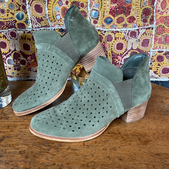 Earth Keren Olive Green Bootie - Picture 4 of 14